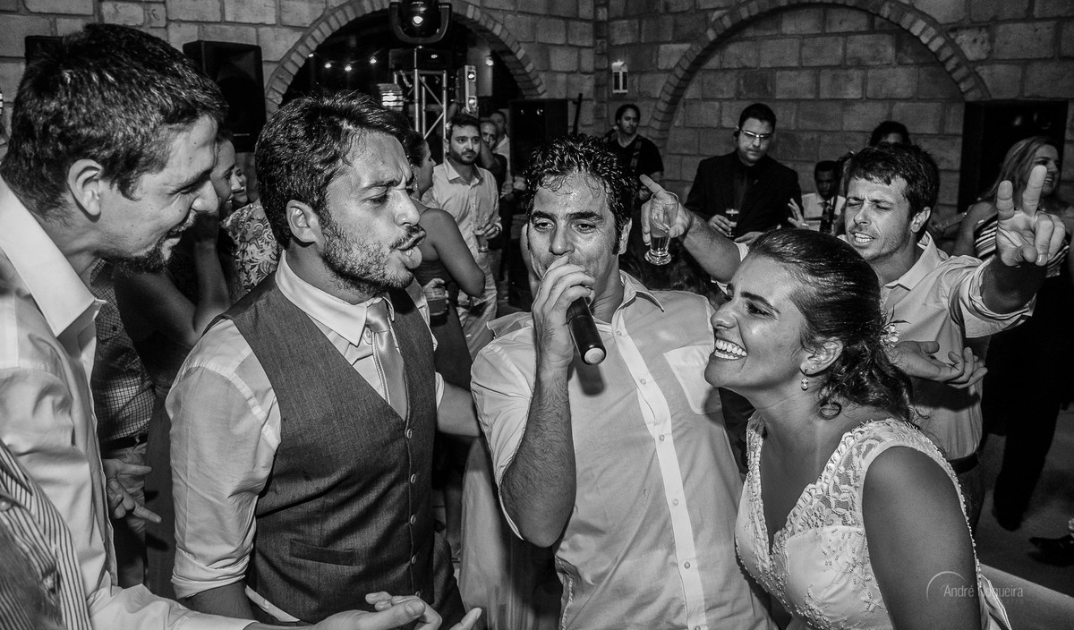 pai do noivo canta para os noivos na pista de dança