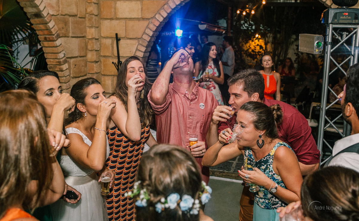 os noivos e convidados tomando tequila