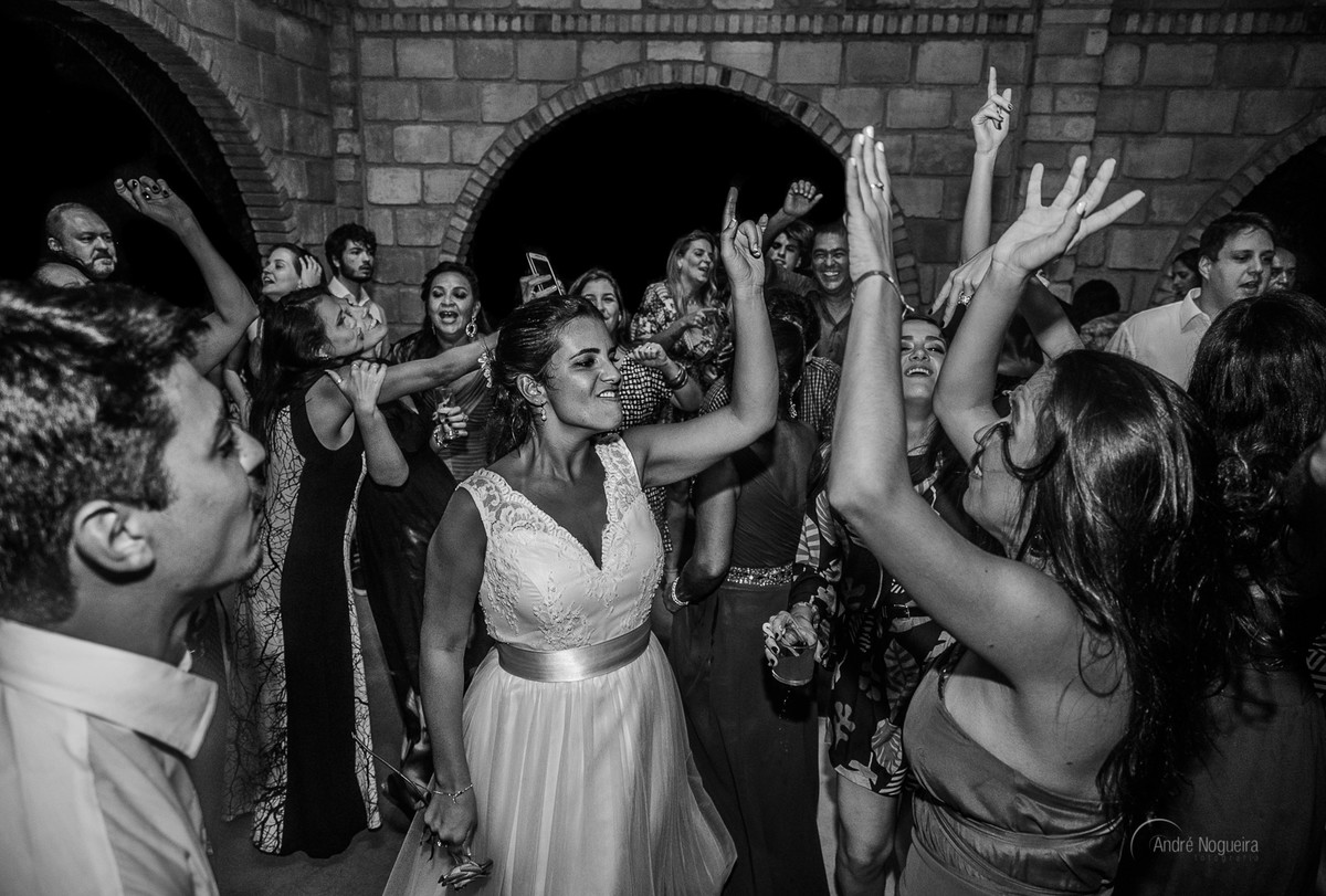 noiva dançando com as amiga na pista de dança espaço coliseum