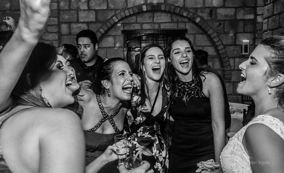 as amigas da novas cantando para a noiva andre nogueira fotografia