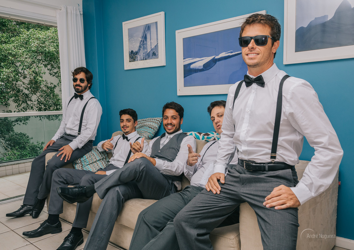 sentados no sofá com os seus padinhos o noivo é fotografado por andré nogueira fotografia