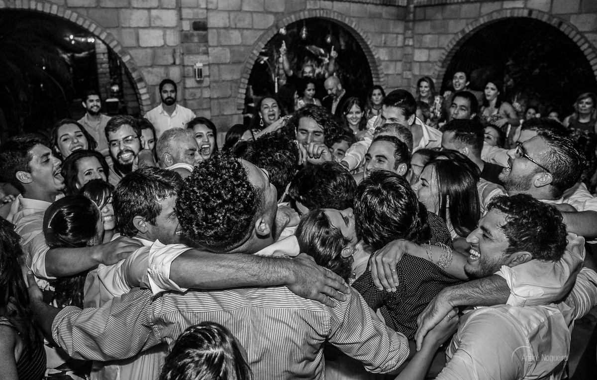 os convidados abraçando os noivos na pista de dança