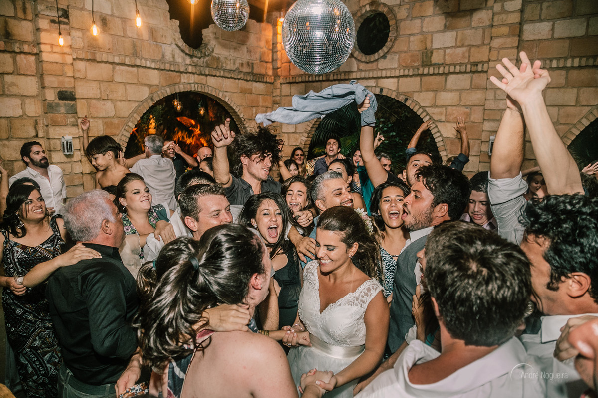 os noivos rj se acabando na pista de dança com os convidados durante o final da festa