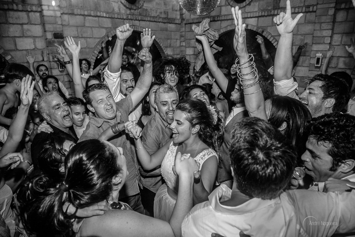 noiva pulando no meio da roda de convidados na pista de dança coliseum vargem grande