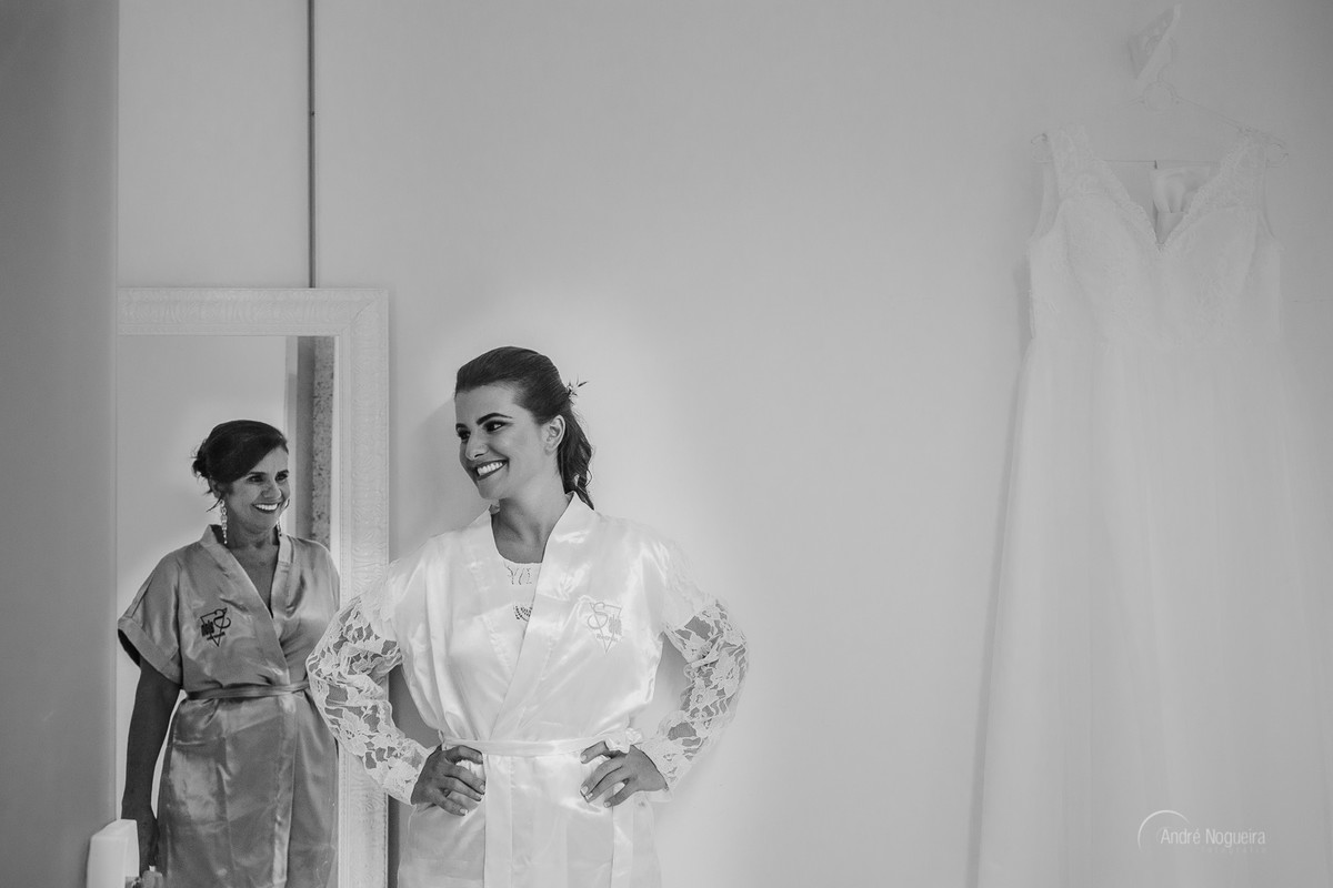 fotografo de csamento rj andre nogueira fotografia registra uma cena linda da a noiva e sua mãe olhando no espelho durante o making of noiva rj no espaço coliseu vargem grande rj