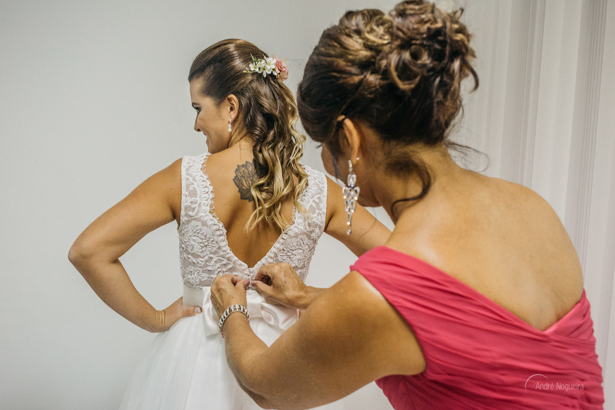 durante o making of noiva rj a mão abotoa o vestido da noiva durante o making of realizado no espaço coliseu vargem grande por andré nogueira fotografia fotografo de casamento rj