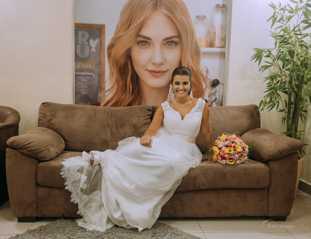 sentada no sofá  do espaço coliseu vargem grande a noiva olha para o fotógrafo de casamento rj andré nogueira durante o making of noiva rj