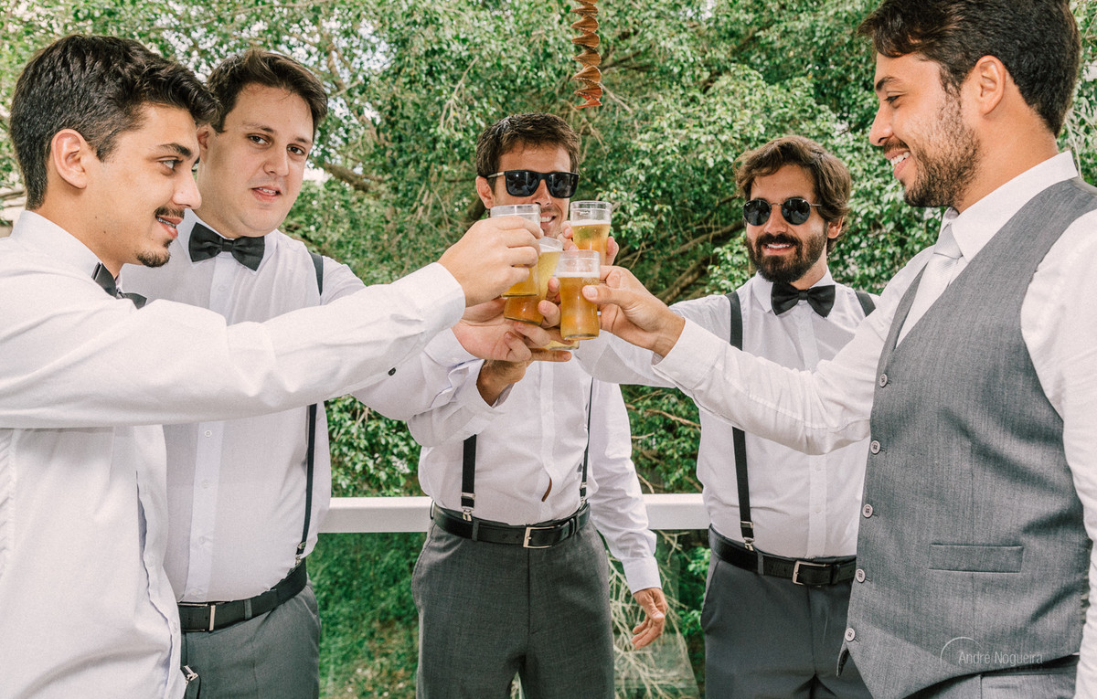 tomando cerveja durante o seu making na varanda do seu apartamento o noivo é fotografado por andre nogueira fotografia