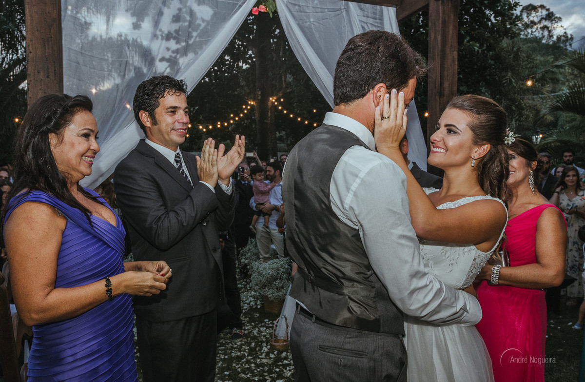fotos de casamento rj a noiva se preparar pra beijar o noivo e é aplaudida pelos pais