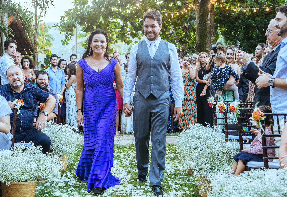 casamento de dia no espaço coliseu vargem grande o noivo caminha com a sua mãe rum ao altar