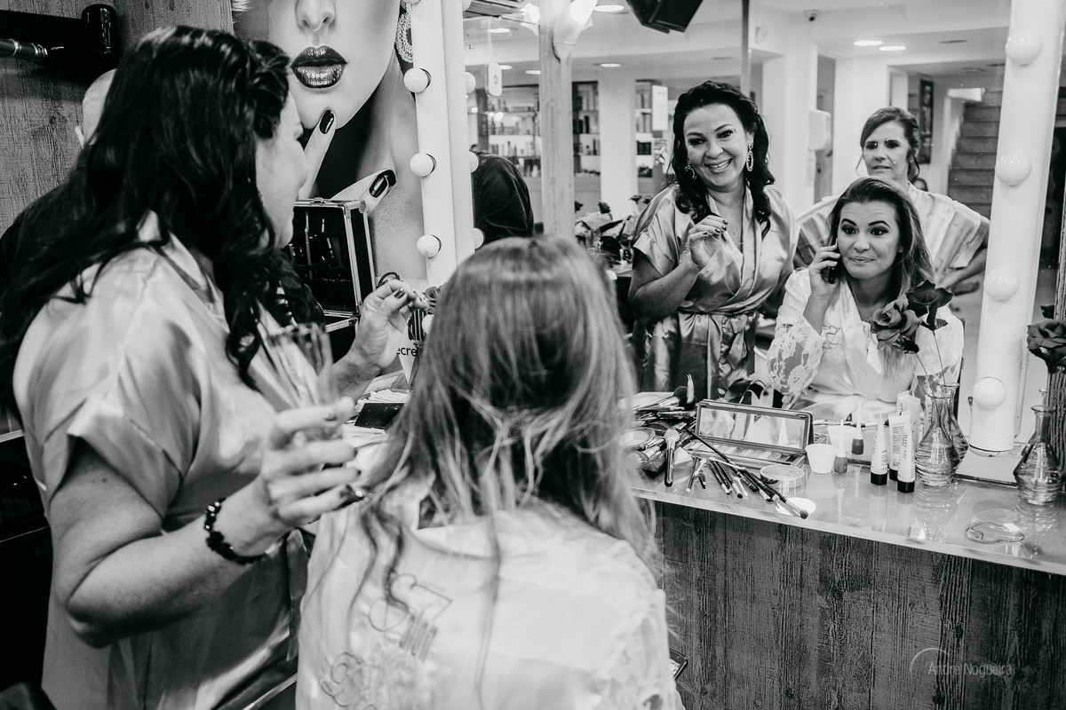 fotografo de casamento rj, noiva mãe da noiva e sogra da noiva olhando para o espelho por andré nogueira fotografia, espaço coliseu vargem grande