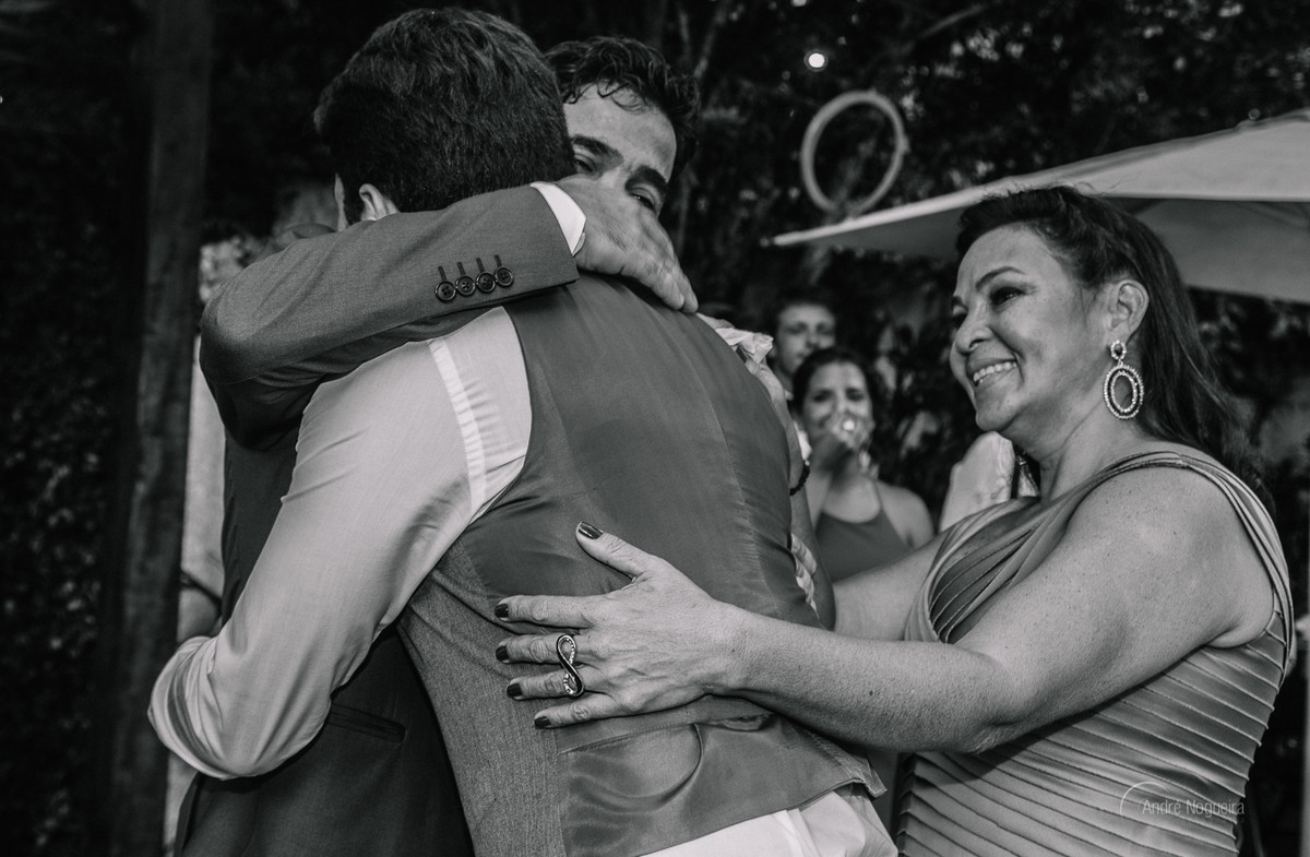 noivo recebe um abraço do seu pai no altar e observado pela sua mãe, casamento de dia no espaço coliseu vargem grande por andré nogueira fotografia