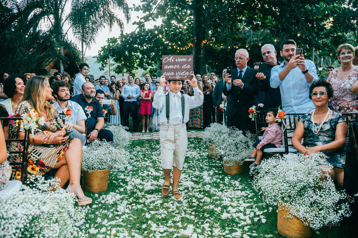 outro pajem vem com uma plaquinha anunciando a entrada da noiva no espaço coliseu vargem grande