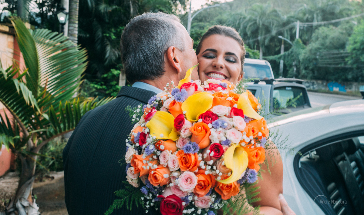 bouquet de noivas pai da noiva beija a noiva depois que ela saiu do carro, espaço coliseu vargem grande  casamento de dia rj
