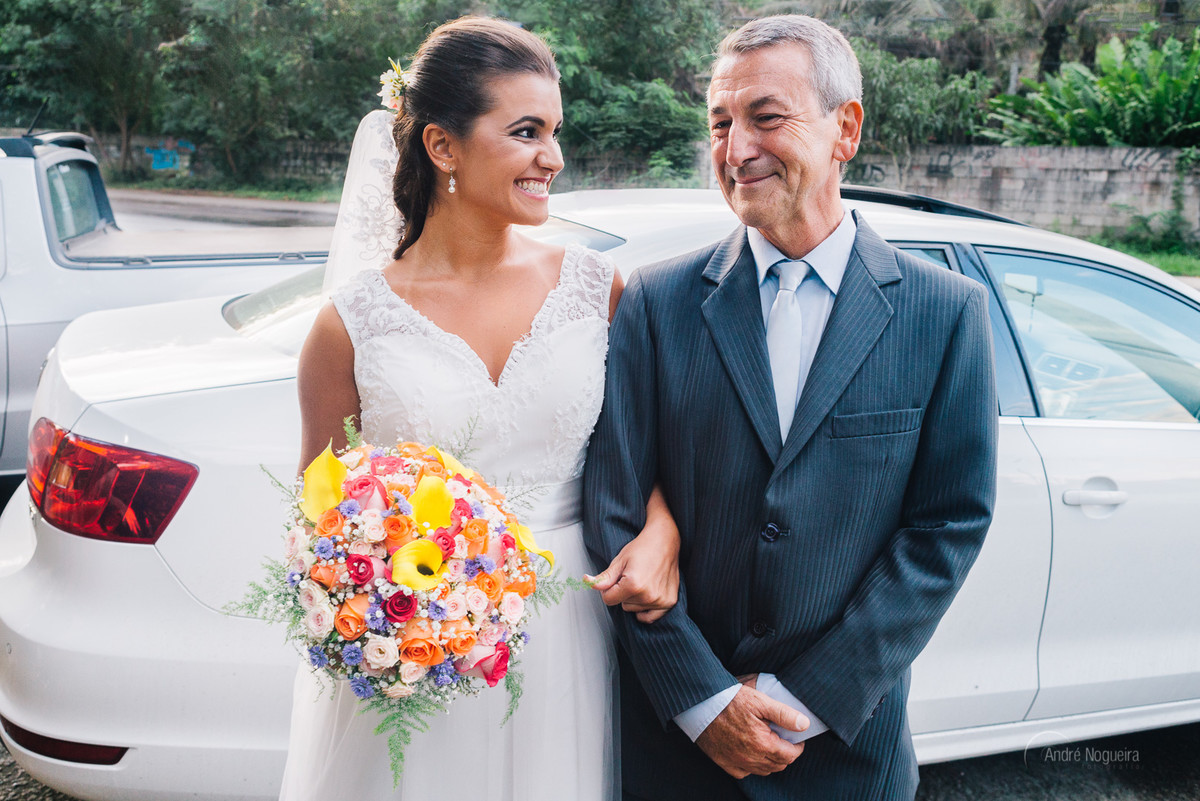 noiva e pai da noiva se olham sorrindo antes da entrada dela para a cerimmônia rj casamento de dia no espaço coliseu vargem grande por andre nogueira fotografia fotografo de casamento rj