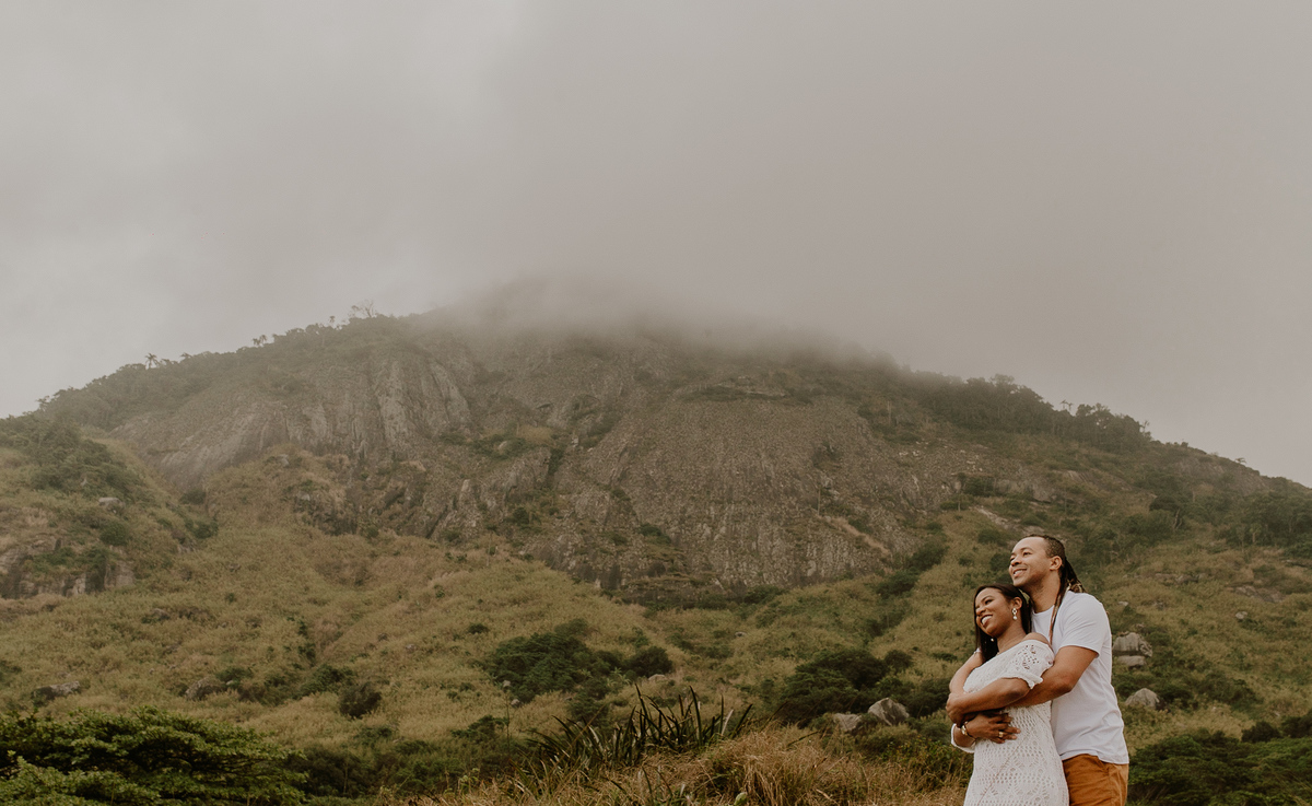 casal abraçado durante o ensaio fotografico casal externo realizado na prainha e grumari ensaio fotografico casal feito por andré nogueira fotografia fotografo para ensaios pré casamentos no Rj