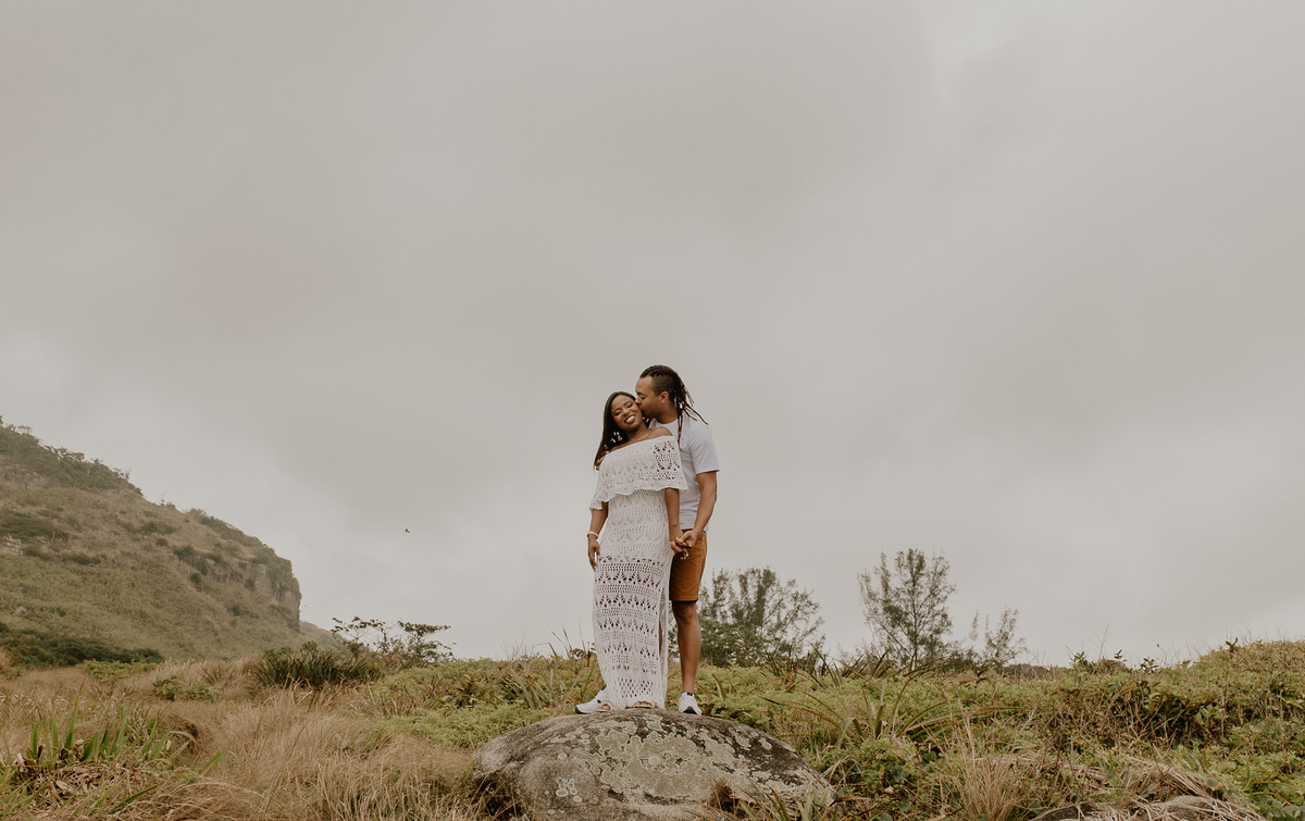 ensaio casal relaizado na prainha recreio dos bandeirantes rio de janeiro fotografo de ensaios pré casamentos no rio de janeiro andré nogueira fotografia