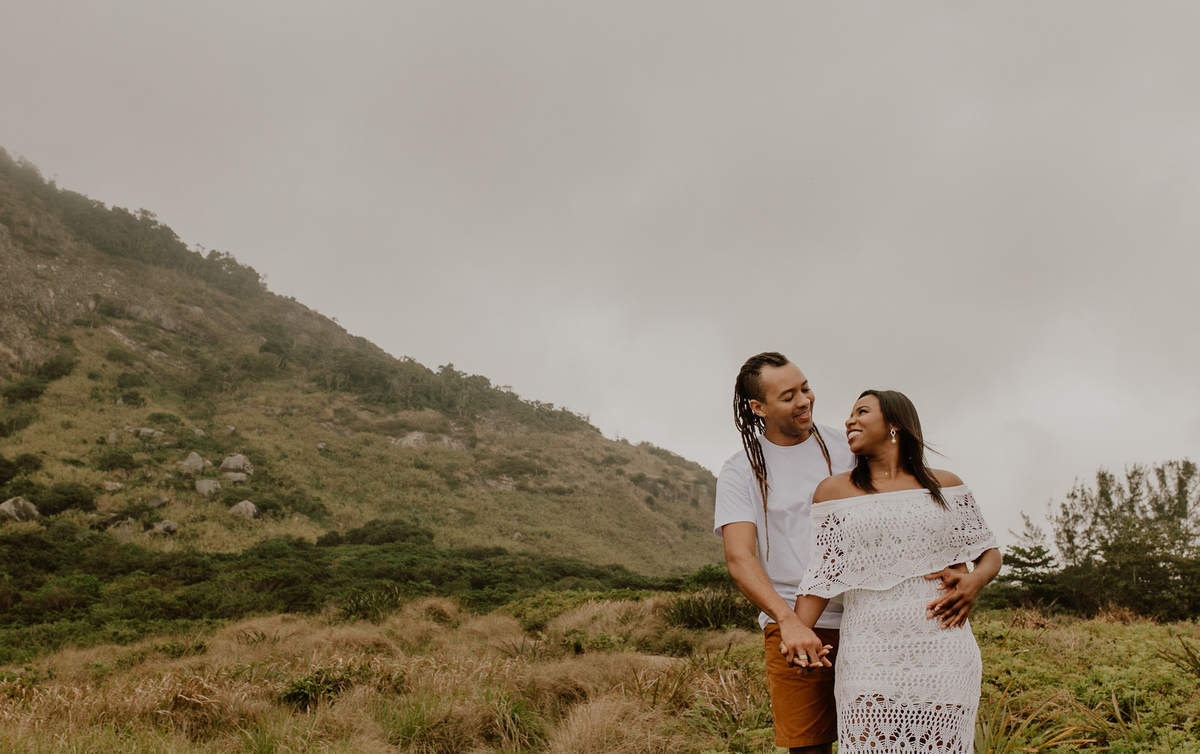 ensaio fotográfico para casal na prainha barra da tijuca por andré nogueira fotografia fotógrafo especialista em casais no rj