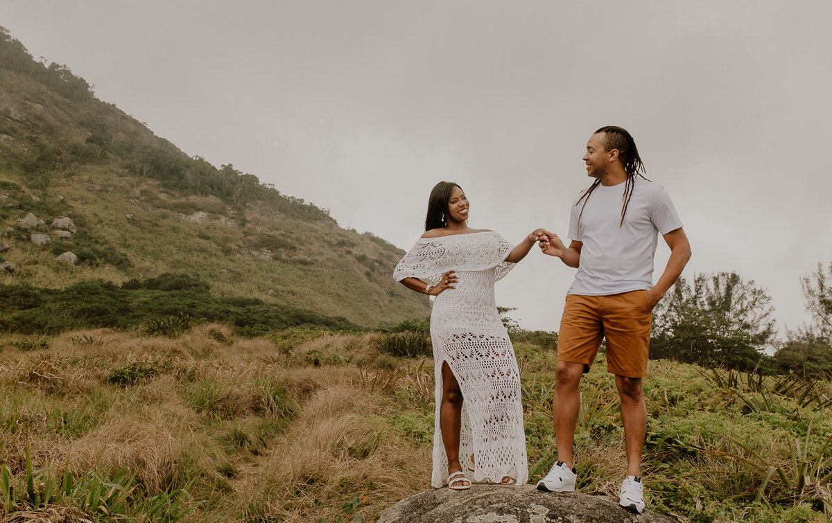 fotografo profissional especialista em ensaios pré casamentos no rj fotografa um ensaio casal ao ar livre na praia do recreio
