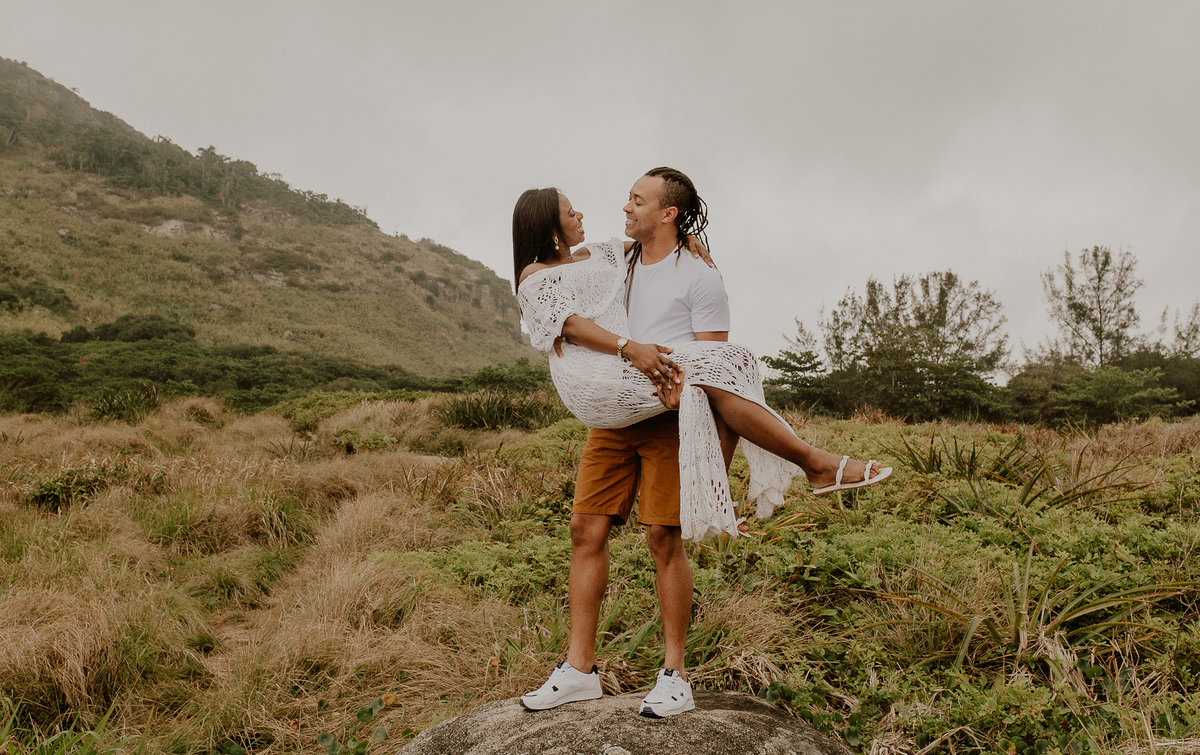 fotografia de casal profissional em ambiente praia relaizado na praias prainha e grumari localizado no recreio dos bandeirantes andre nogueira fotografia