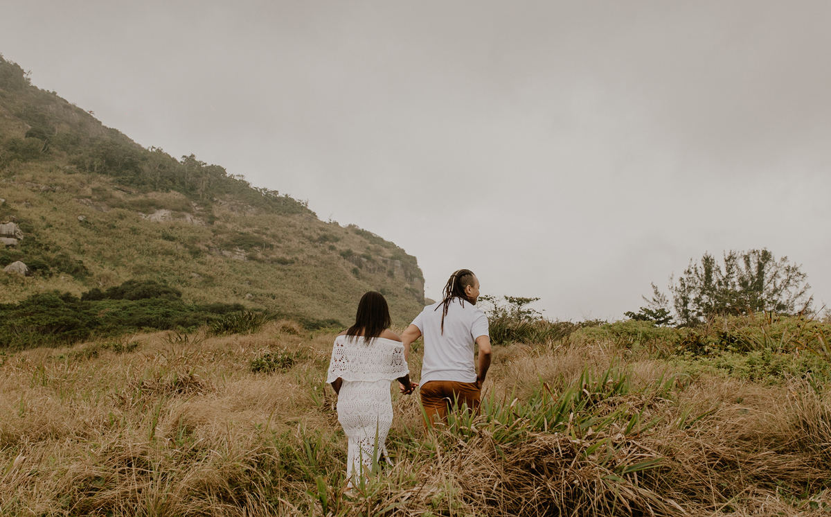 casal rj andando de mãos dadas durante ensaios fotográficos casal na praia de grumari e prainha fotos realizados por andré nogueira fotografia