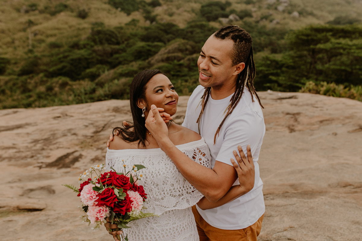 casal rj se olhando durante o ensaio casal fotográfico romantico na praia de grumari e prainha rj fotos de casais rj feitas por andré nogueira fotografia