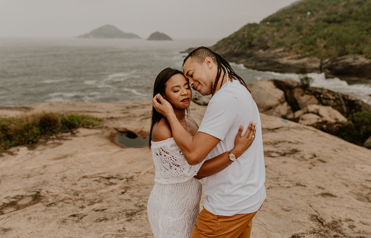 ensaio de casal rj realizado na praia   da prainha recreio dos bandeirantes fotos de casal feitas por andré nogueira fotografia fotografo especialista em ensaios pré casamentos no rio de janeiro