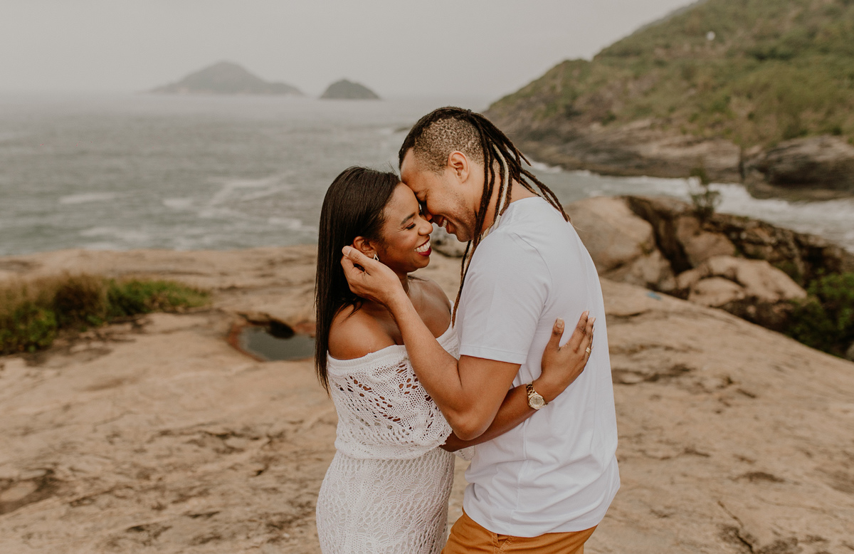 ensaio fotografico casal realizado nas praias de grumari e prainha fotos por andre nogueira fotografia durante o ensaio fotografico ao ar livre