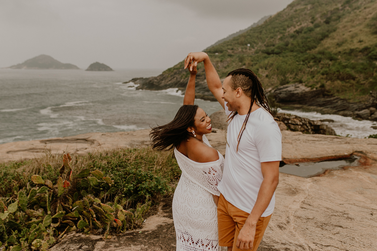 fotografia de casal com foco em espontaneidade no rj por andré nogueira fotografia especialista em noivos e ensaios pré casamentos no rio de janeiro