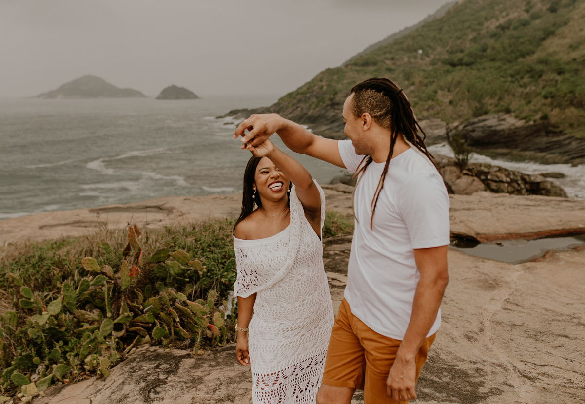 ensaios fotograficos de casal no rio de janeiro casal de mãos dadas no mirante da prainha no recreio dos bandeirantes