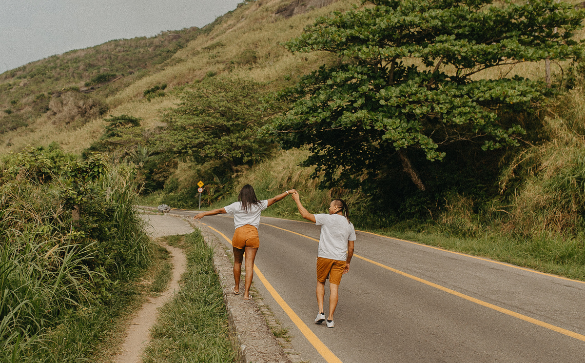 casal andando de mãos dadas durante o ensaio fotografico casal na prainha no recreio dos bandeirantes