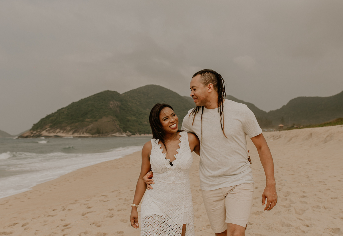 ensaio de casal ao ar livre na praia grumari durante ensaio fotografico casal para ensaio pré casamento no rj por andre nogueira fotografia profissional especialista em ensaios fotograficos no rio de janeiro