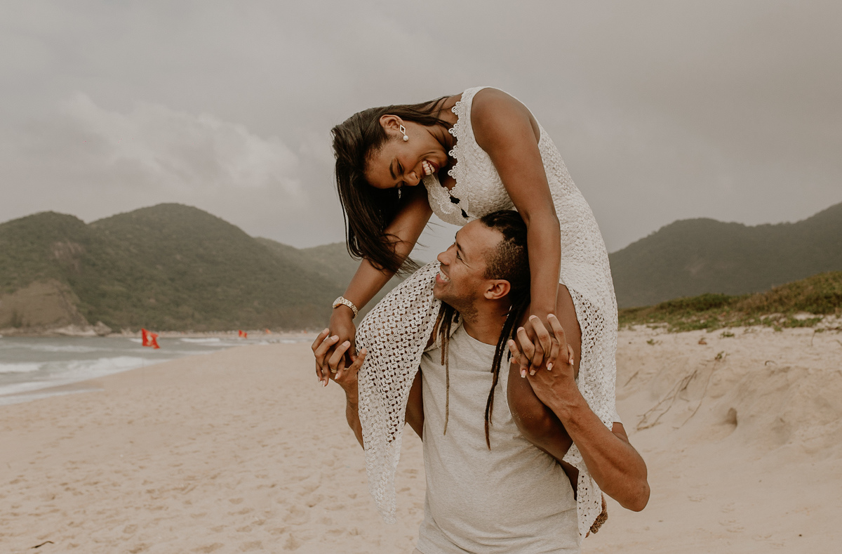 pré wedding realizado na praia de grumari rj ensaio fotografico casal profissional por andré nogueira fotografia