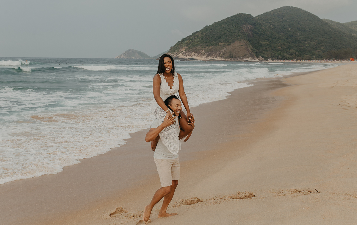 pré wedding casamento na praia de grumari imagens de ensaio casal na praia por andre nogueira fotografia