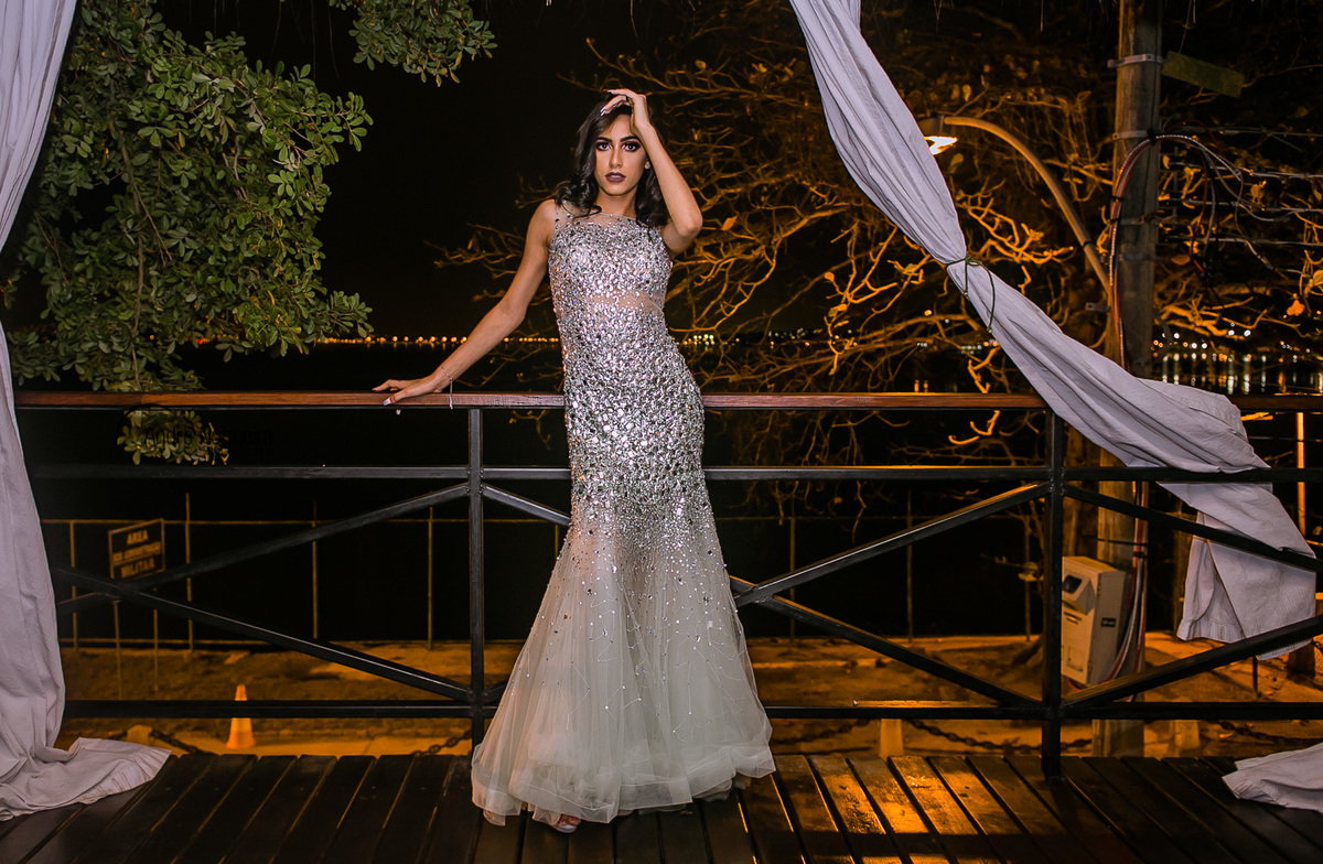 na sacada do spa acqua brasil debutante rj faz pose durante o dia de princesa dela