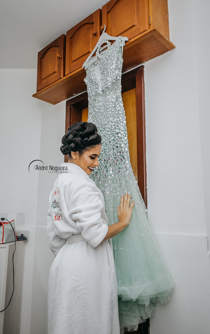 debutante alisando vestido no spa acqua brasil spa