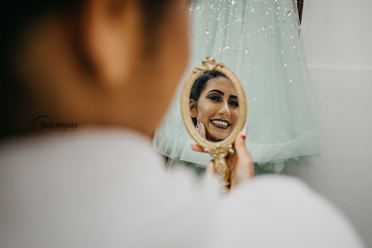 debutante olhando no espelho durante dia de princesa