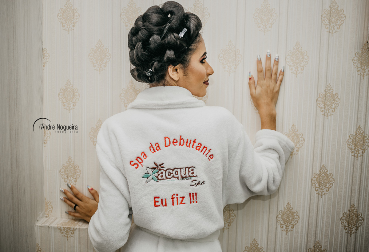 debutante fazendo pose encostada na parede