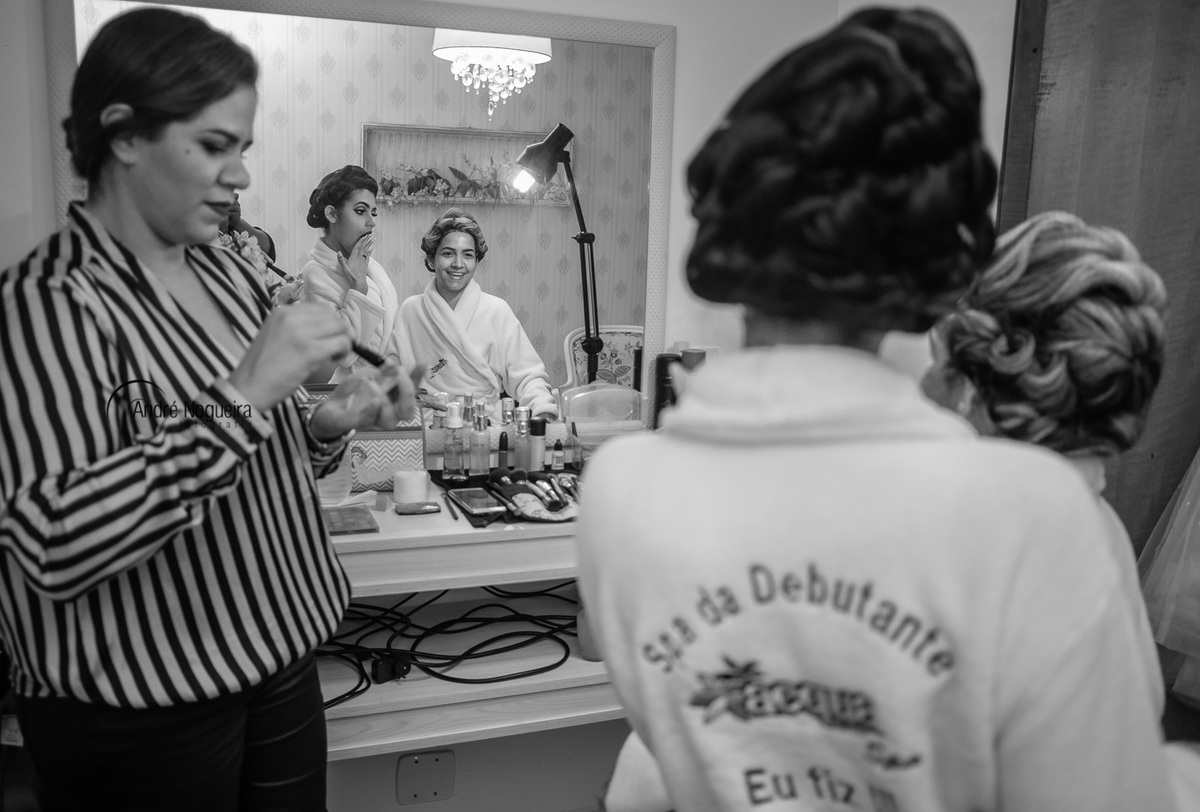 debutante rj e sua mãe olhando no espelho duarnte o dia de princesa