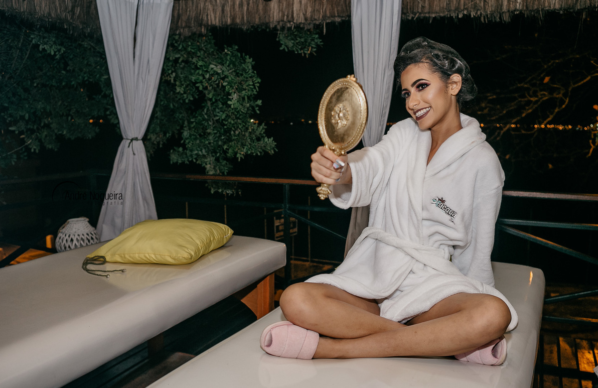 na varanda do acqua brasil spa se olha no espelho