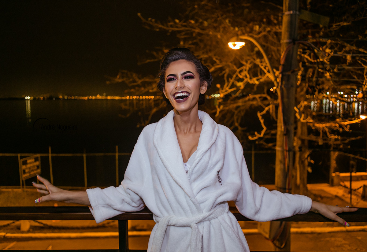 debutante rj posa sorridente na varanda do spa acqua brasil
