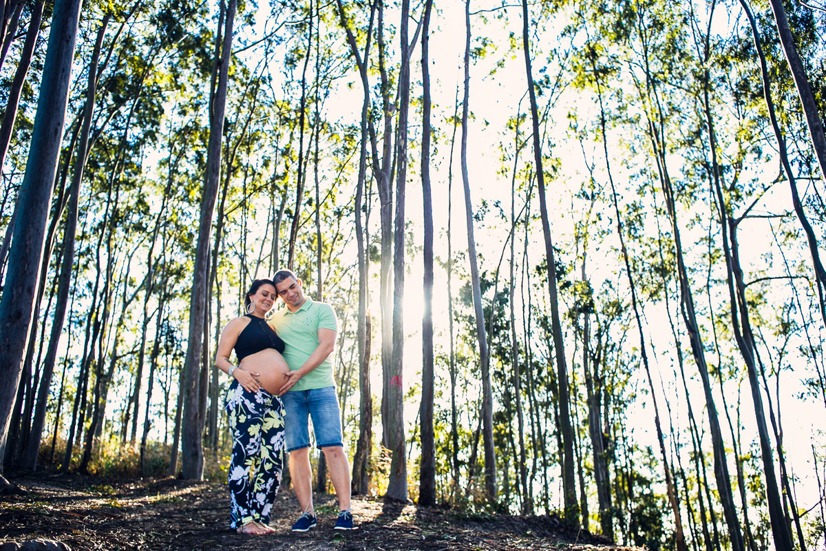entre as árvores de eucalipto parque da cidade casal encosta a cabeça um no outro