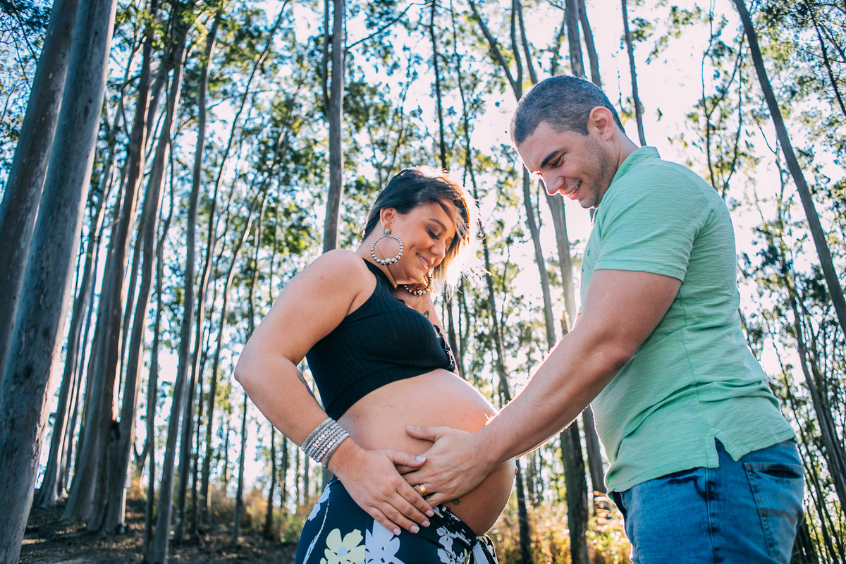 marido acariciando a barriga da sua esposa grávida, eucaliptos, parque da cidade niterói