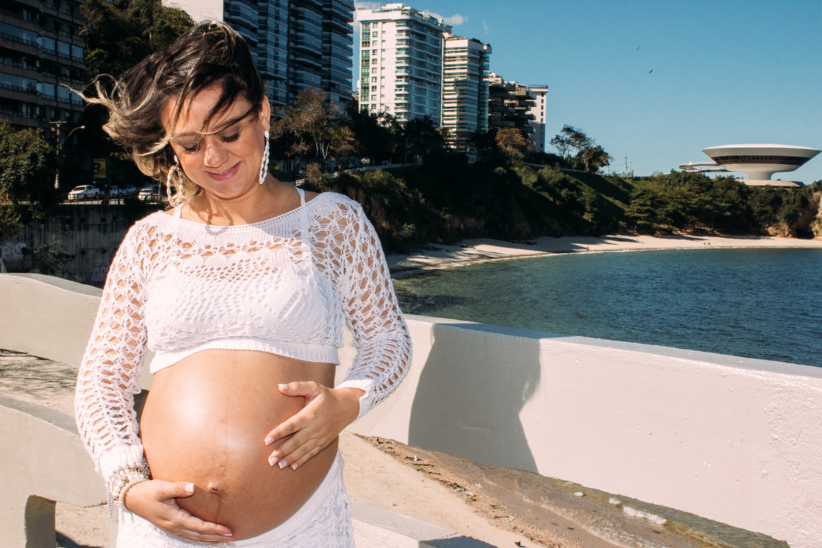 gestante acariciando a sua barriga na praia de boa viagem niteroi