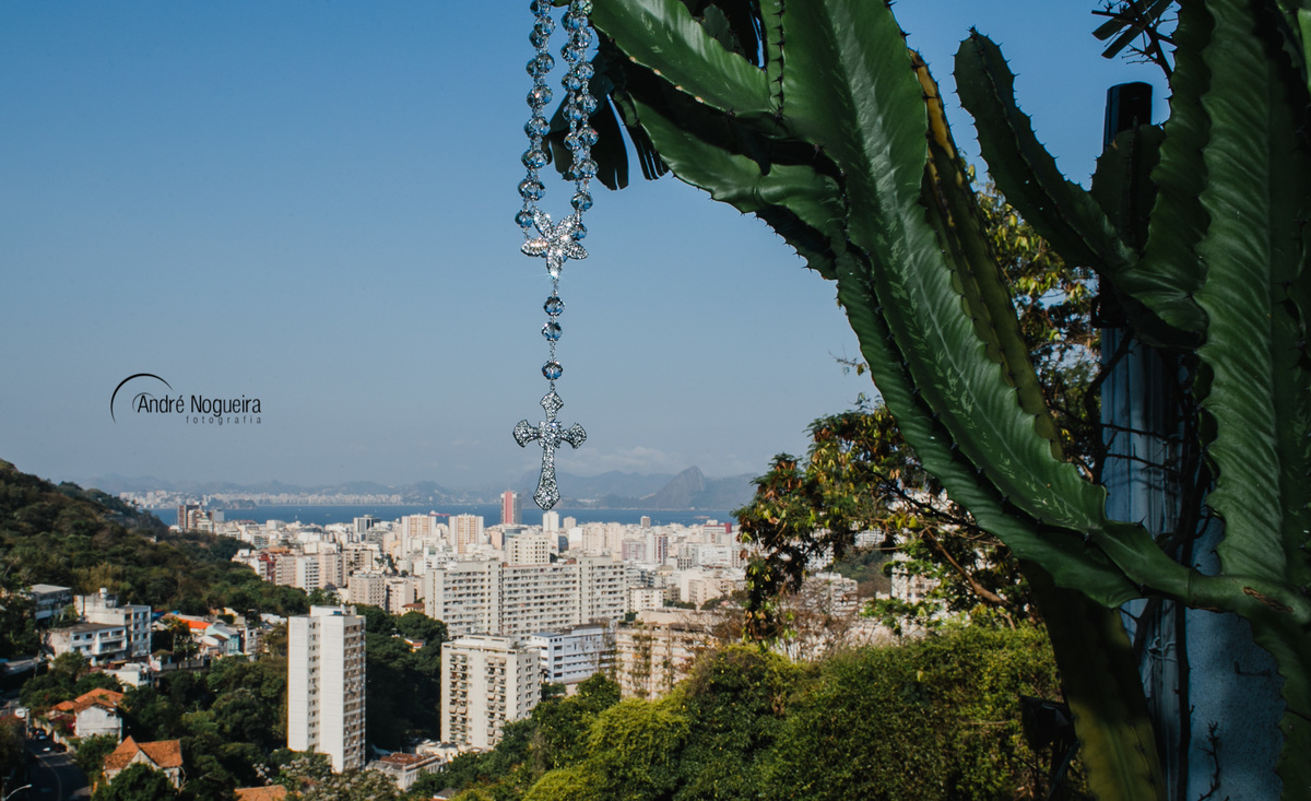 crucifixo da noiva pendurado no cacto