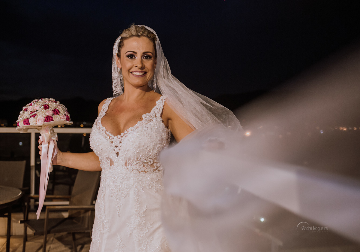 véu da noiva segurando cobertura hotel atlantico sul casamento rj