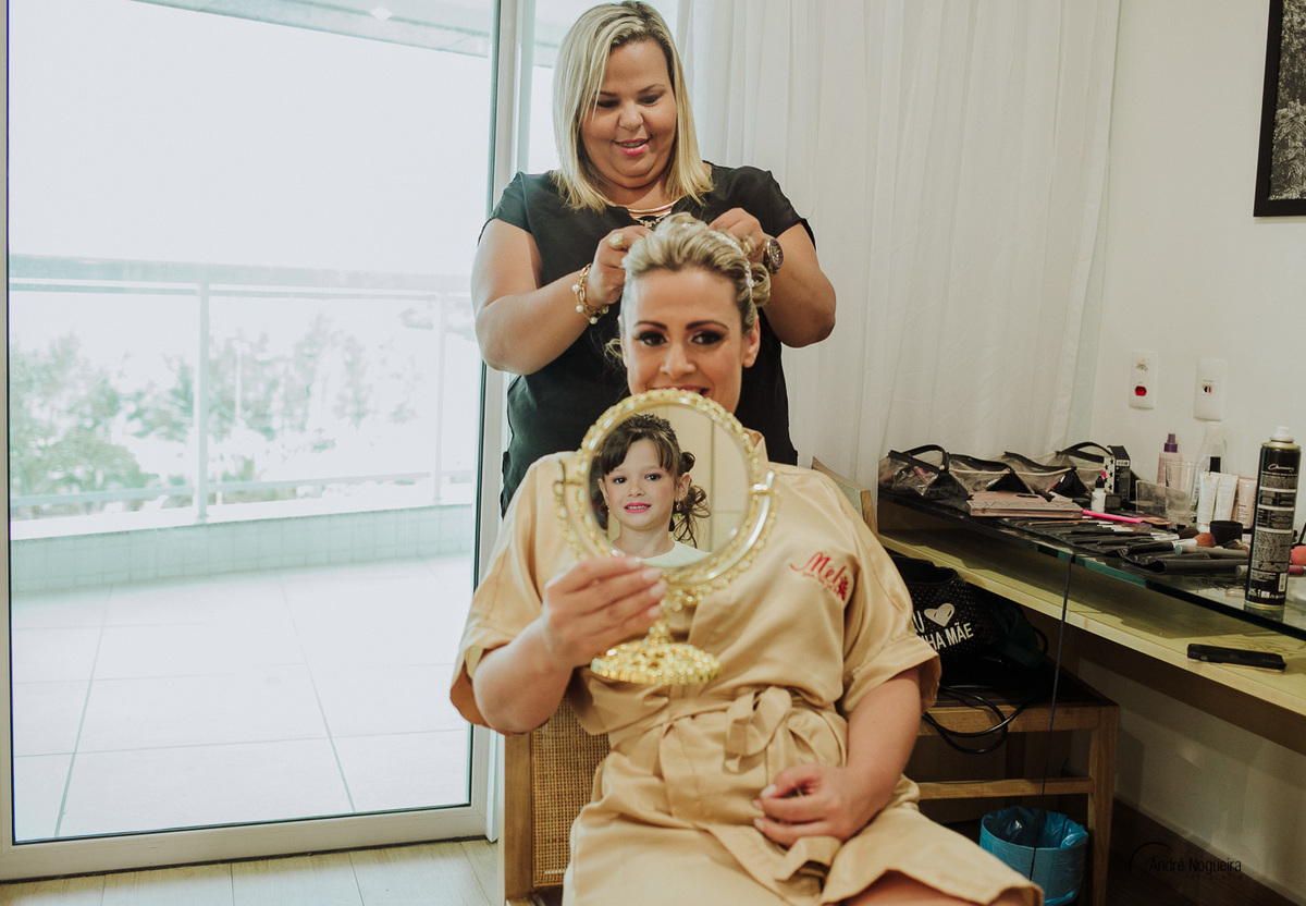 noiva segurando o espelho durante o makibg of rj atlantico sul recreio