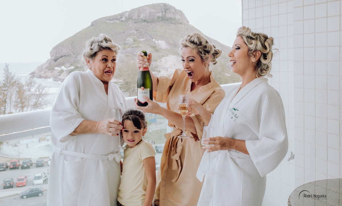 na varanda do hotel atlantico sul noiva estoura a champanhe com a sua mãe e filha making of rj