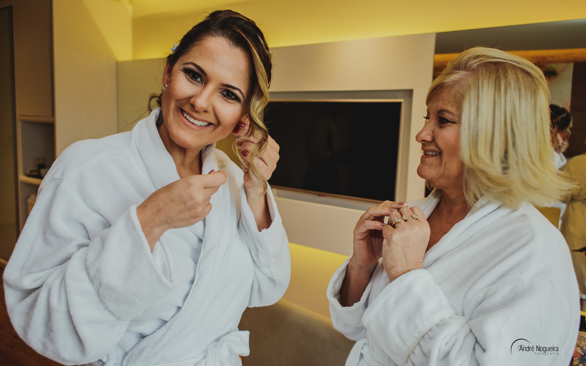 durante o making of noiva rj noiva coloca brincos sendo observada pela sua mãe hotel vogue