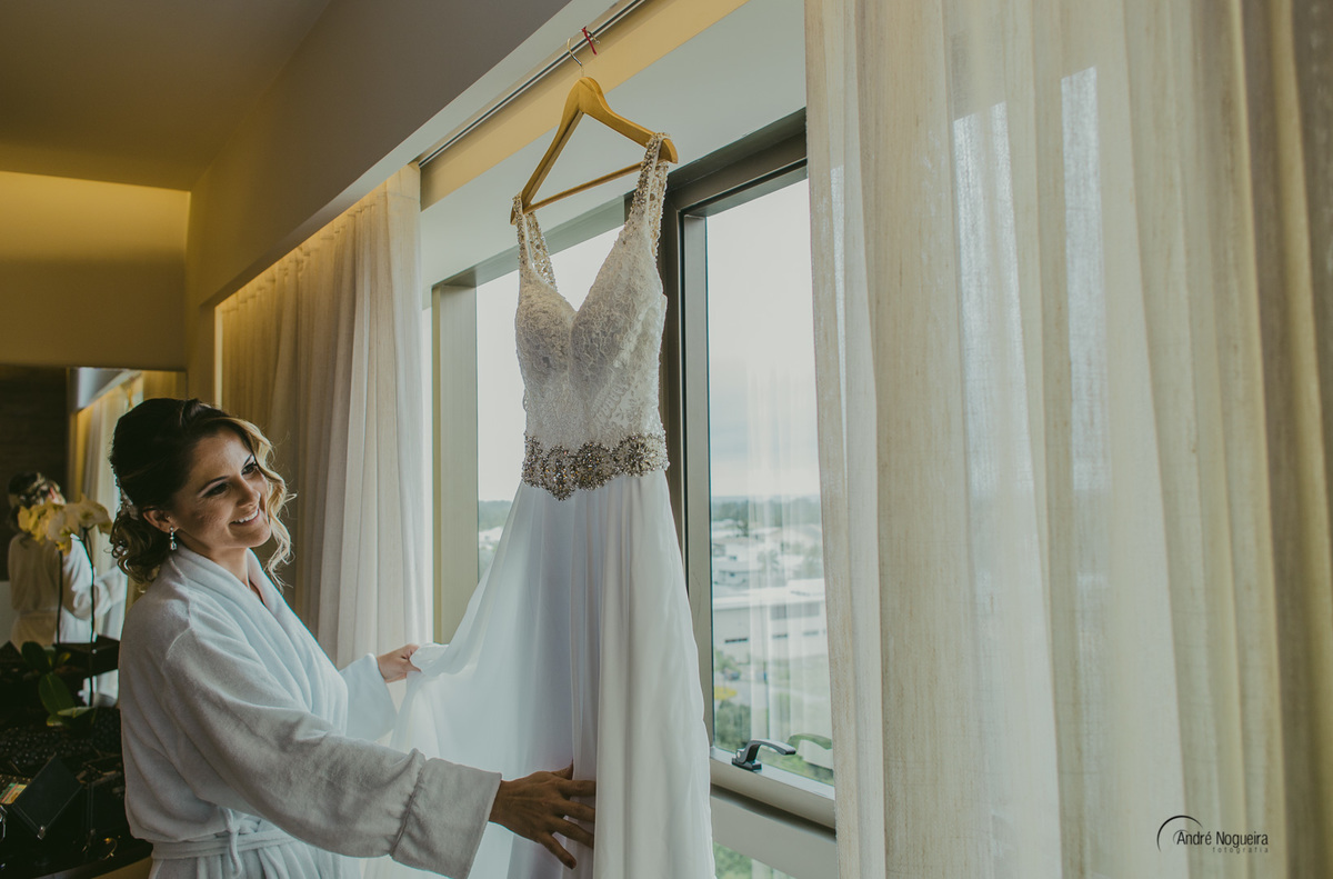 making of noiva rj hotel vogue noiva segurando vestido feito pelo atelier my day fotografo de casamento rj